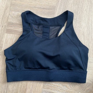 Stronger sport-bh - Medium support sportbh. Sparsamt använd! Insydda kupor 🖤