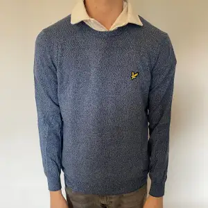 Blå och vitspräcklig tröja från Lyle & Scott. Storlek S. I bra skick.