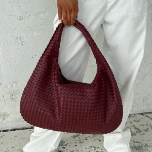 Väska - Säljer nu min fina Bottega Veneta liknande väska i veganskt läder. Den är nästan helt oanvänd❤️ Om någon skulle vara intresserad av mått eller något annat är det bara att höra av sig!🥰 (Första bilden är lånad)