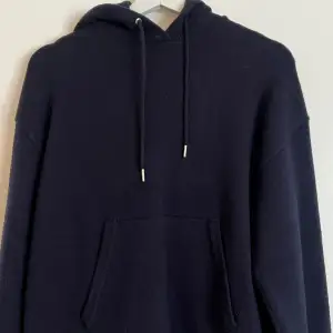 Superskön mörkblå stickad hoodie ifrån zara! Använd fåtal gånger, i fint i skick. 