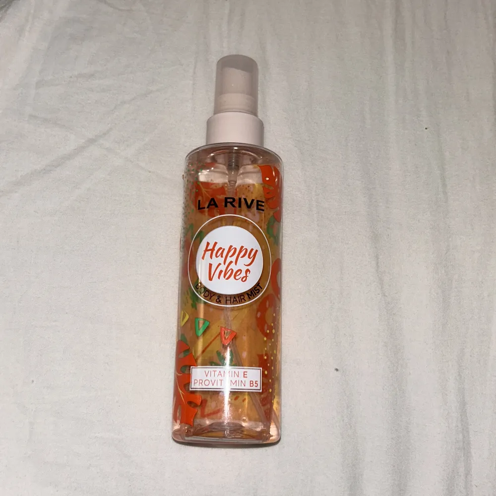 Body mist från la rive, doftar somrigt, sött och fruktigt. Ca 50-60% kvar (uppskattad mängd). Övrigt.