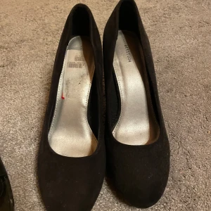 Attitude klackar - Svarta skor som är fina och sitter bra finns lite lappar men känns inte när man har på dem