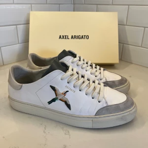 Axel Arigato Clean 90 bird skor - Ett par riktigt fräscha Clean 90 som ej finns att köpa längre! Skicket är 8/10 då lädret har slitits lite på vissa ställen plus lite creasing men utöver de är dem i väldigt bra skick. Nypris runt 2700 och vid smidig affär kan priset diskuteras😊