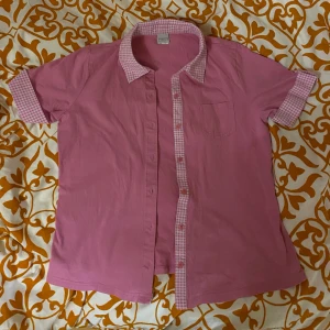 Rosa kortärmad skjorta - Urgullig rosa kortärmad skjorta🌸💕