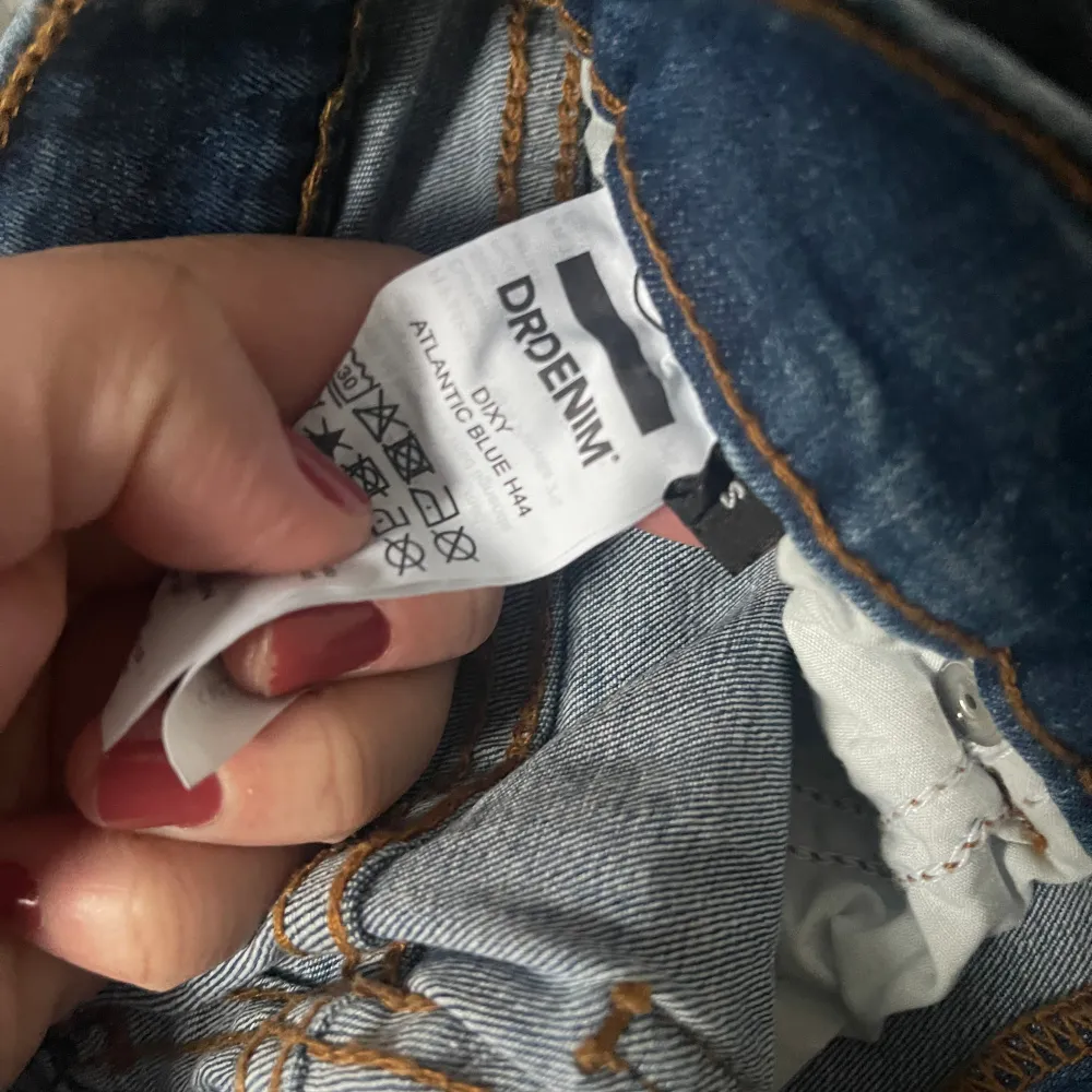Dr denim jeans nypris 499  aldrig använd eller testad. strechig material storlek small passar en xs  skickas med postnord  kommer från djur o rökfritt hem.  . Jeans & Byxor.