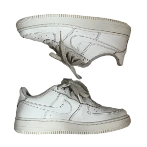 Vit nike Airforce skor - säljer dessa ascoola klassiska airforces! de är i använd men bra skick. köptes för 999kr i Nike Gallerian. om du har frågor så är det bara att kontakta mig.