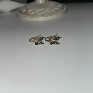 Örhängen - Superfina örhängen, aldrig använda💫 Färgen är en kall guld, fråga om ni vill ha fler bilder🥰