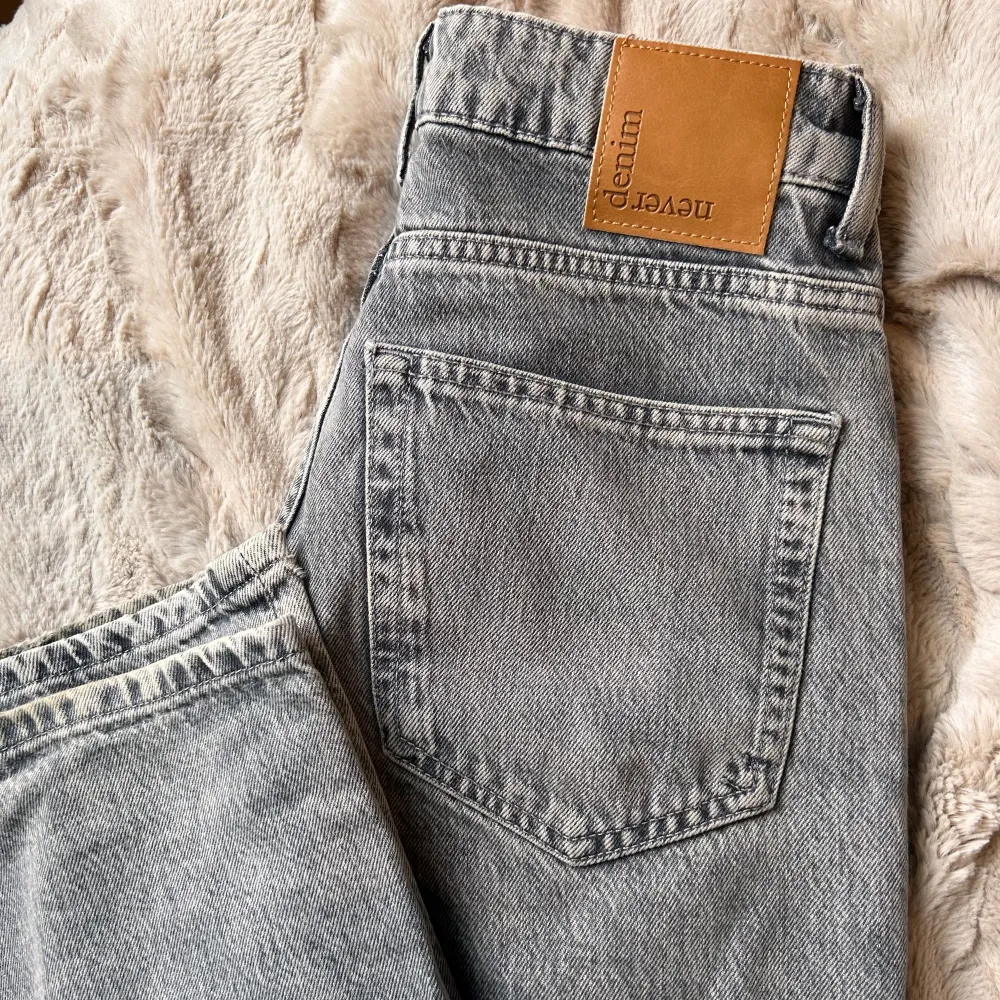 Supersnygga och högmidjade jeans från Bikbok. Sparsamt använda. Säljes då de är lite stora på mig :(. Jeans & Byxor.