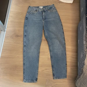 Jeans  - I ljusblå tvätt kort/standard i modellen 