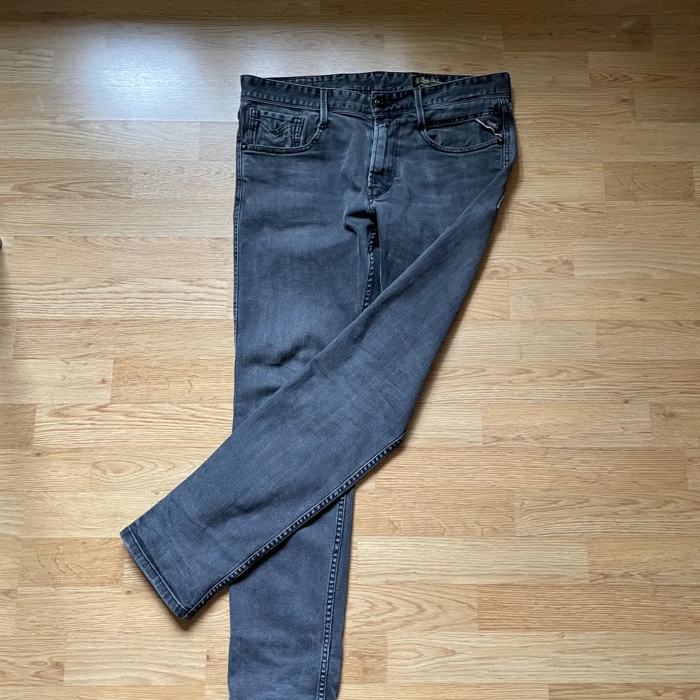 Tja, säljer ett par schyssta replay jeans. Skicket är 8,5/10 ungefär.. Jeans & Byxor.