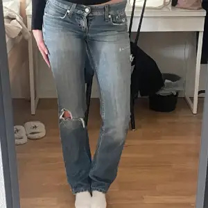 Jättefina jeans från Levis. Köpta här på Plick  men var tyvärr för stora så jag säljer dem nu. Passar bra i längden på mig som är 173💕