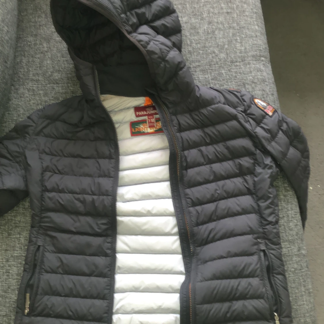 Inga hål. Ganska ny köpt haft i några månader - 91