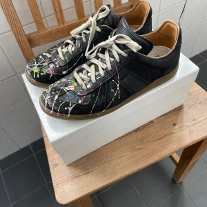 Maison margiela - Säljer ett par maison margiela i storlek 41 men dem passar även lite större skulle jag säga, riktigt feta i ett bra skick box ingår och dem är såklart äkta. Skriv för fler bilder elr funderingar. 