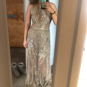 Balklänning - Säljer denna otroliga balklänning från ASOS design som jag endast använt en gång. Några småtrådar som lossat men utöver det är den som ny, inget som syns när klänningen är på. Strl 40 men mer som 38 (jag har oftast S/M). Nypris var runt 1000kr. S