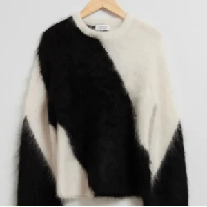 &Other stories stickad  - Säljer nu min Såå fina och populära tröja från other stories, den är i toppen skick och har inga defekter💕🫶🏼. Helt slutsåld på hemsidan!