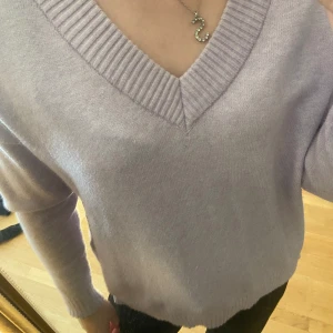 Stickad tröja  - En lila stickad tröja från Vila i storlek s. Använd ett fåtal gånger 💗