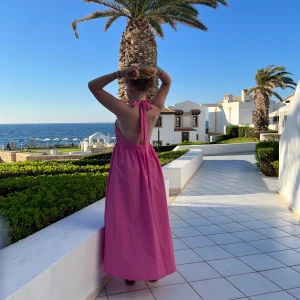 Rosa långklänning - Jättesöt rosa långklänning från Zara perfekt för sommaren 🩷köpt för 2 år sen men väldigt sparsamt använd. Skriv för fler bilder 💕strl M men passar mig som har S också 