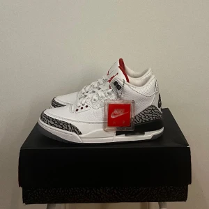 Jordan 3 Retro Oanvända - Ett par Jordan treor som skulle användas senaste sommar säsongen men kom aldrig in i rotationen. Bestämt mig för att investera i andra klädesplagg då dessa ej passar min stil längre.  40/41  Kvitto finns också så kom privat då