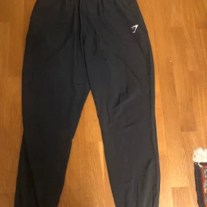 Gymshark Trackpants Low Waist! - Lyft din träning till nya nivåer med Gymshark Low Waist Trackpants! Mjuka luftiga, flexibla oh stilfulla, skapade för prestation och komfort. Varje steg är framsteg! Färg mörkgrön/emerald green  Storlek:M