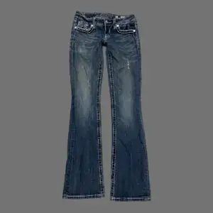 Söker bootcut/flared Miss me jeans (eller liknande) med 80+ i innerbenslängd. Kom privat om du har ett par!