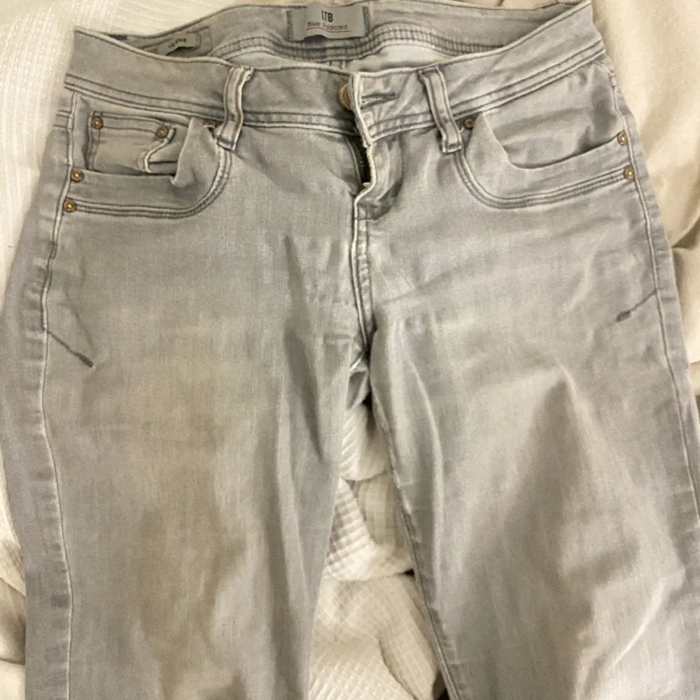 Säljer mina älskade ltb jeans i storlek 26/30😽 den ända defekten på Jeansen ser ni på sista bilden där de spruckit, men går säkert att laga! De är lite slitna på insida låret.Köpte på plick för 980kr och säljer nu för 450, men pris kan diskuteras!. Jeans & Byxor.