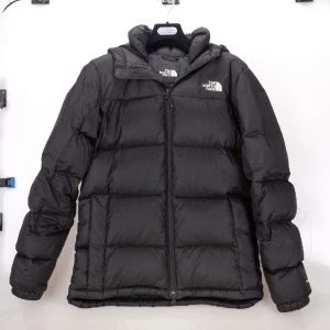 The North Face jacka - Säljer en vinterjacka från The North Face i storlek S. Köpte från killavdelningen men funkar för båda. Endast använd en säsong.