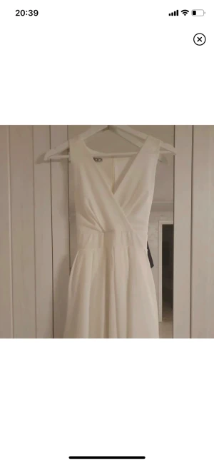 Studentklänning/ vit klänning - Säljer denna superfina klänningen som är perfekt på skolavslutning eller studenten🎉 den är i storlek S och köpt på Zalando❤️