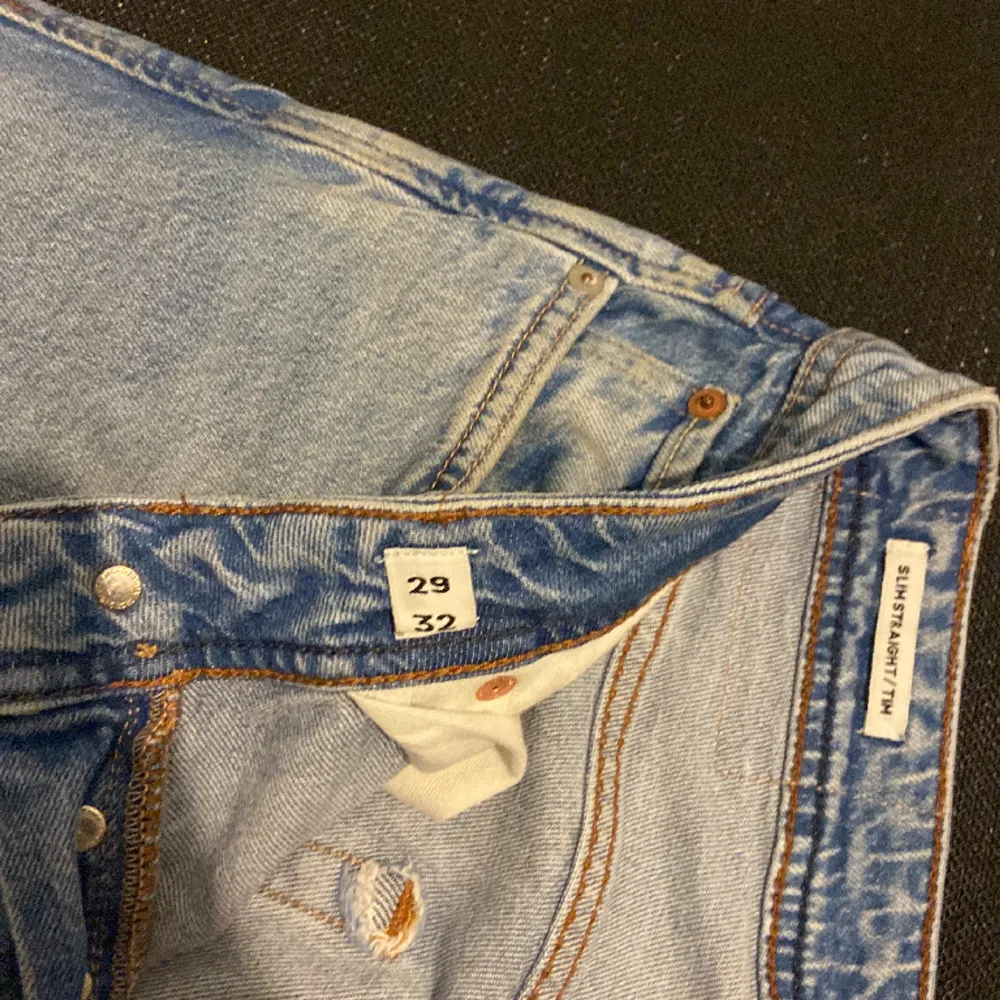 Ljusblåa jeans för killar Köpta från Jack&Jones De är Slimstraght och är storleken 29/32 i jeans storlek. Jeans & Byxor.