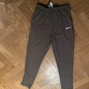 nike byxor - storlek xl i barnstolen alltså S i män