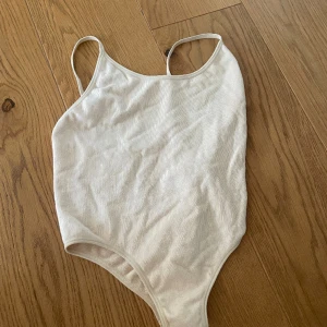 Sexig body - Skitsnygg basic body från zara med väldigt djup rygg 