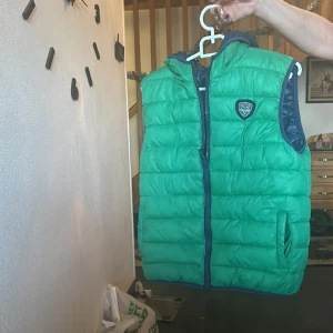 Vändbar väst   - Västen är varm och skön och är vändbar och i bra skick 