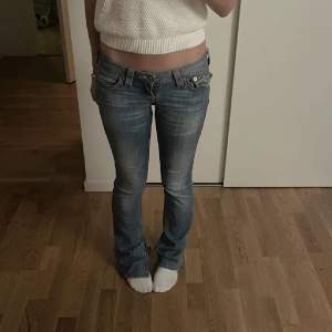 Säljer dessa true religon jeans i storlek 25. Säljs då jag tyvärr vuxit ur dem! Jag på är cirka 170 cm och de sitter parfekt i längden på mig! Vid eventuella frågor eller funderingar kom privat!💓💓