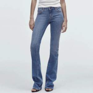 Säljer dessa slutsålda och populära zara jeans!🔥🔥