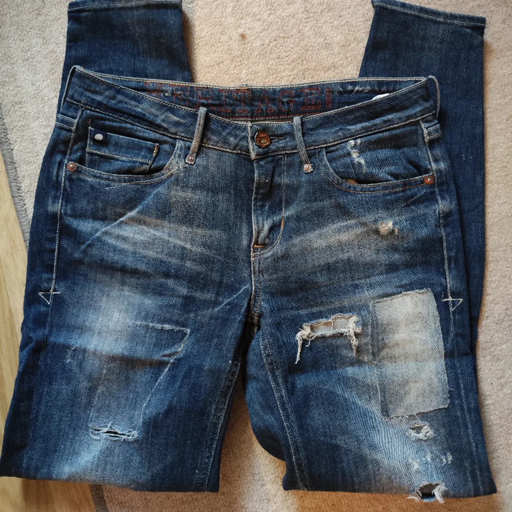 Superfin jeans, mjuka men ändå i jeans material.  Storlek 27. Dragkedja vid anklarna och slitningar.  Midjemått se bild 3.. Jeans & Byxor.