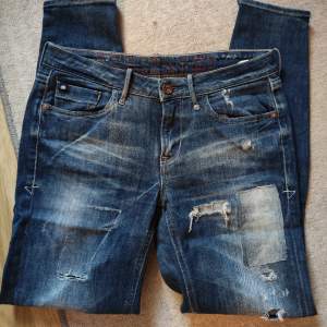 Superfin jeans, mjuka men ändå i jeans material.  Storlek 27. Dragkedja vid anklarna och slitningar.  Midjemått se bild 3.