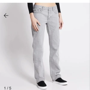 Snygga lågmidjade jeans  - Säljer dessa lågmidjade jeans från Lager 157 då de är för stora för mig. Jag tar bara Swish och köparen står för frakten. Inga returer💓  Skriv till mig för mer bilder eller mer info. Pris går alltid att diskutera💓