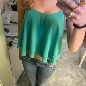 Grön topp - Jättefin grön volangig topp, det står ingen storlek på den men som referens brukar jag ha xs i toppar