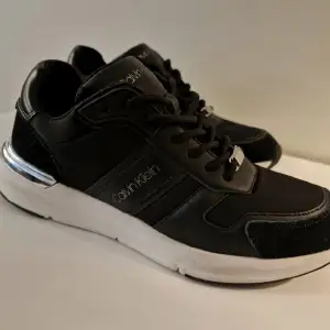 Svarta sneakers (flex runner) i mixat material från Calvin Klein. Oerhört bekväma och passar storlek 38 såväl som storlek 39. Tyvärr inte kommit till använda så de är helt i nyskick!  Kan mötas upp i Göteborg med omnejd vid försäljning.