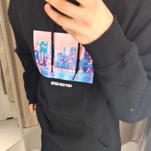 Svart hoodie med tryck av New York. Skit snygg men kommer aldrig till användning så säljer. Pris kan diskuteras💘