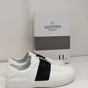 Valentino gravani  - Säljer Valentino gravani kopior i storlek 43. Färg vit svart