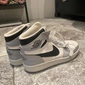 Nike Air Jordan skor  - Air Jordan skor. Storlek 39. Köpta utomlands, ej original. Har inte använts så mycket, men eftersom att de mest bara stått på vinden så har kvaliten blivit någorlunda sämre. Säljs i befintligt skick. Kika gärna på mina andra annonser, säljer mycket:)