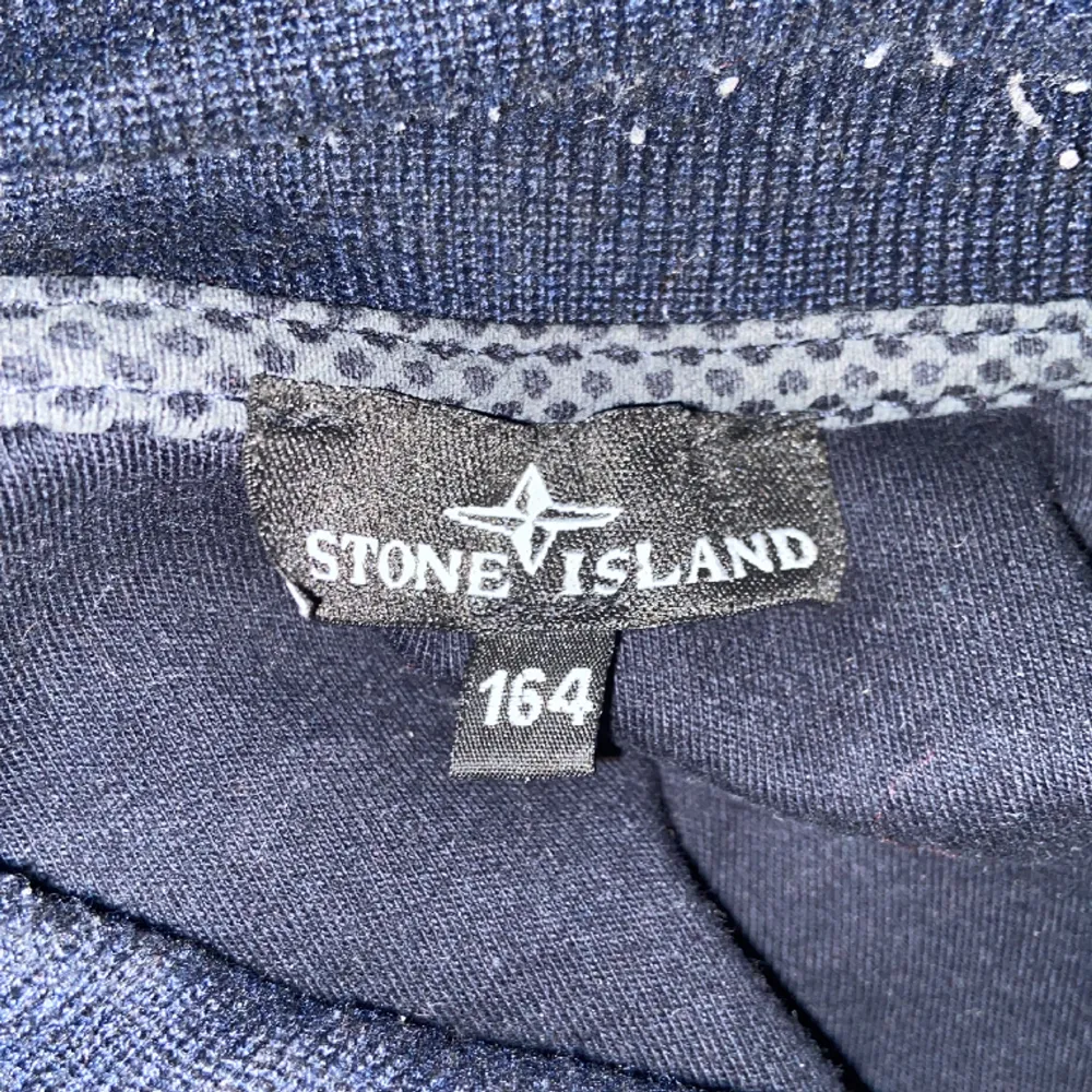 Hej säljer stone island kan passa någon som är 160.. T-shirts.