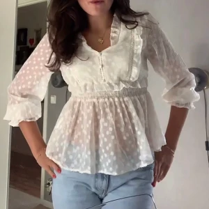 Vit blus - Säljer denna superfina blus från ett danskt märke! Använd en gång, storlek s💕