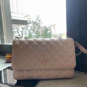 Guess väska  - Säljer min hlet oanvända väska som är köpt för 1800kr på Guess hemsida! Självklart följer påsen med till väskan och QR-kod finns