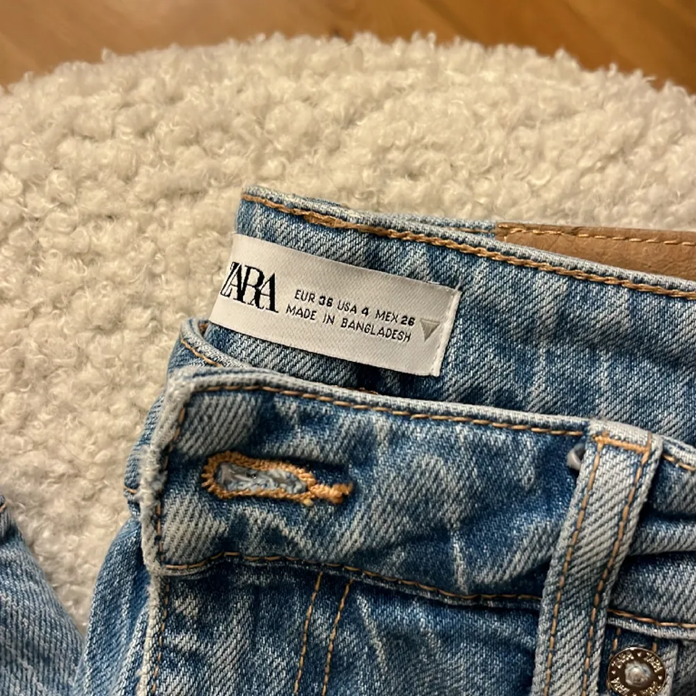 Säljer dess fina jeans pågrund av att de tyvärr inte längre passar mig💕 . Jeans & Byxor.