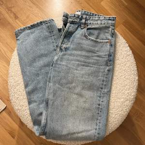 Fina jeans men säljer pågrund av att dom inte längre passar💕