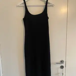 svart tights ribbad klänning från lindex, har en slits i mitten baktill (inte så lång ca 20cm kanske), super skön!