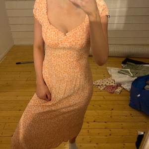 Så himla snygg orange klänning från h&m😍 älskar den, men har tyvärr aldrig kommit till användning så behöver sälja… 