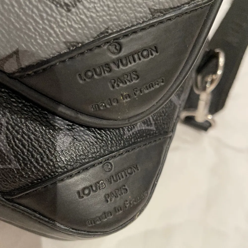 Säljer min Louis Vuitton bag, en väldigt snygg och perfekt bag till dig som gillar dyra märken, inga skador eller liknande, Tveka inte att höra av dig vid funderingar. Och priset är inte hugget i sten🤝🏻🤝🏻. Väskor.