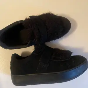 Svarta skor med ludd